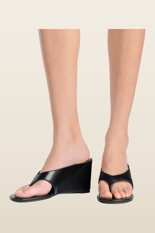 Yaga Wedge Sandal Black Leather — model back