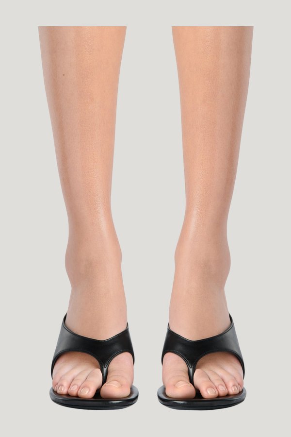 Yaga Wedge Sandal Black Leather — model side