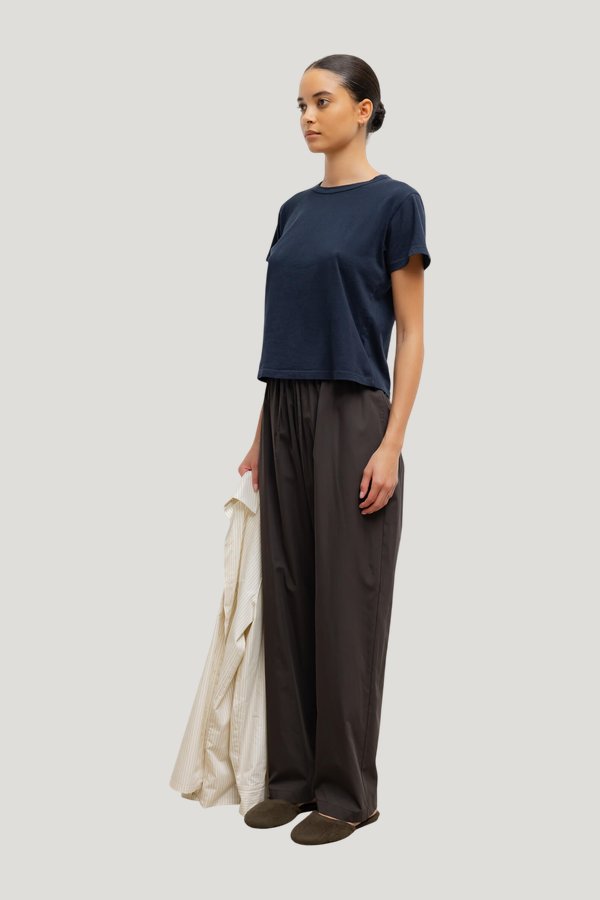 Yoshi Classic Tie Pant — model side