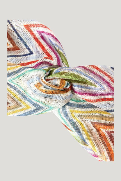 Zig zag printed fabric hairband — model front