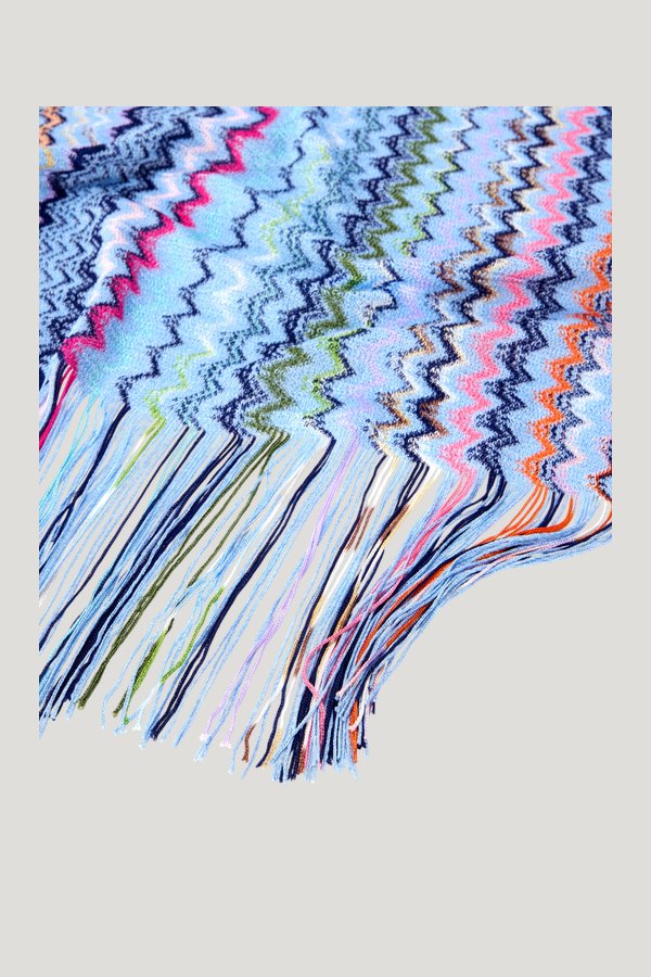 Zigzag viscose scarf with fringes — model front